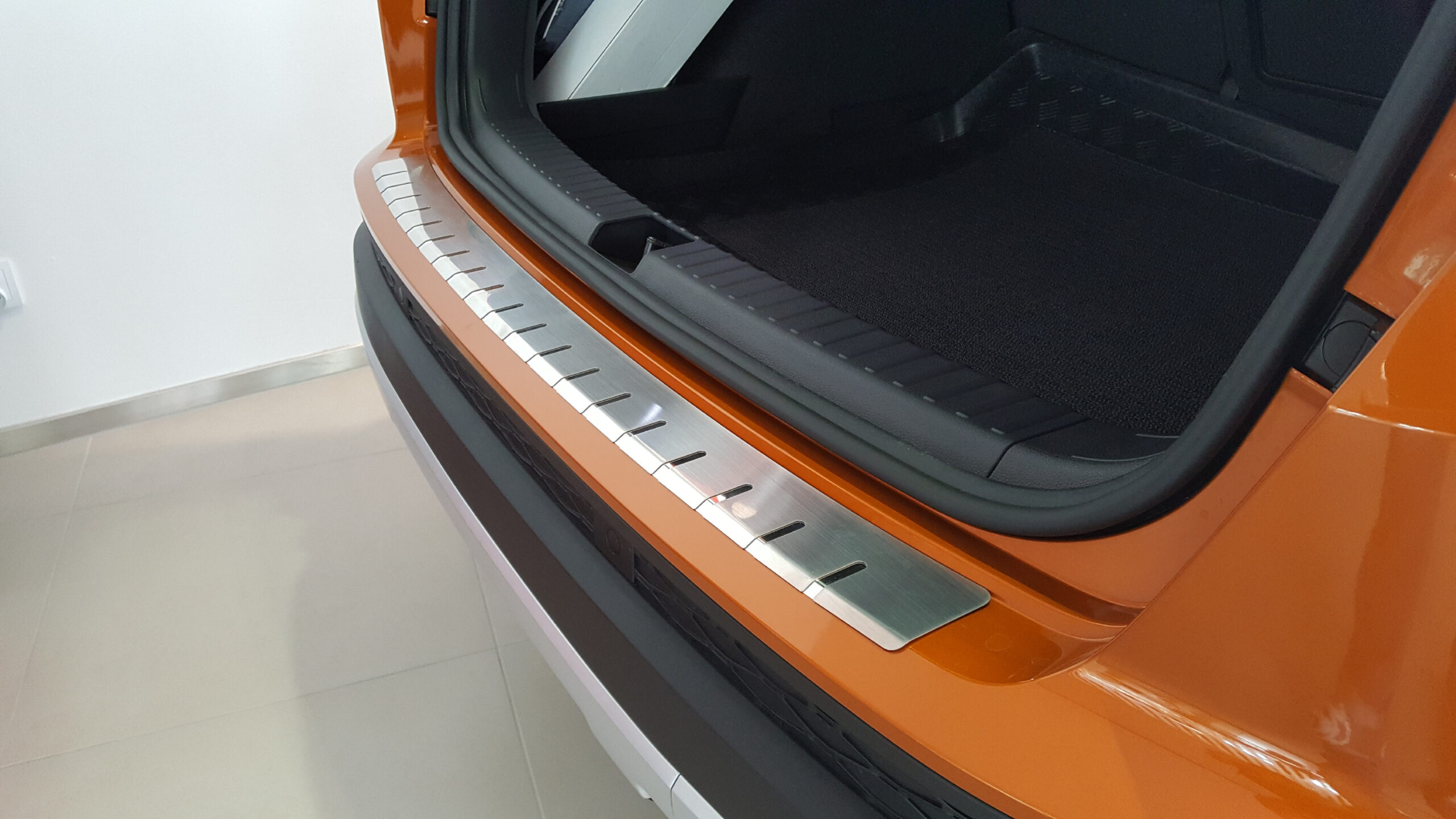 Alufrost Profilovaný prah kufra NEREZ - Seat ATECA 2016- Alufrost Tuning.Cool